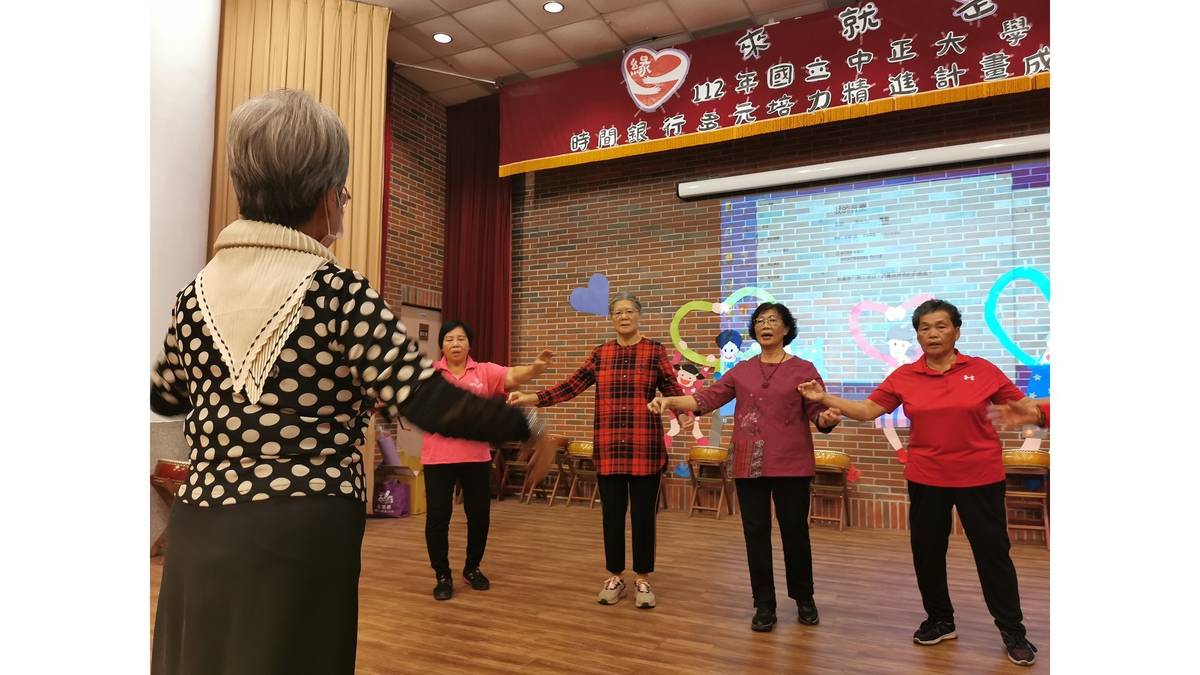 款款深情 - 針線情。 老人教育大學新港班 -  手語表演