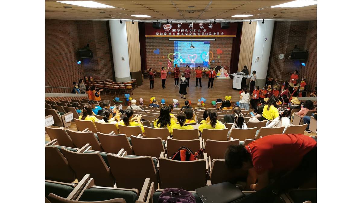 款款深情 - 針線情。 老人教育大學新港班 -  手語表演