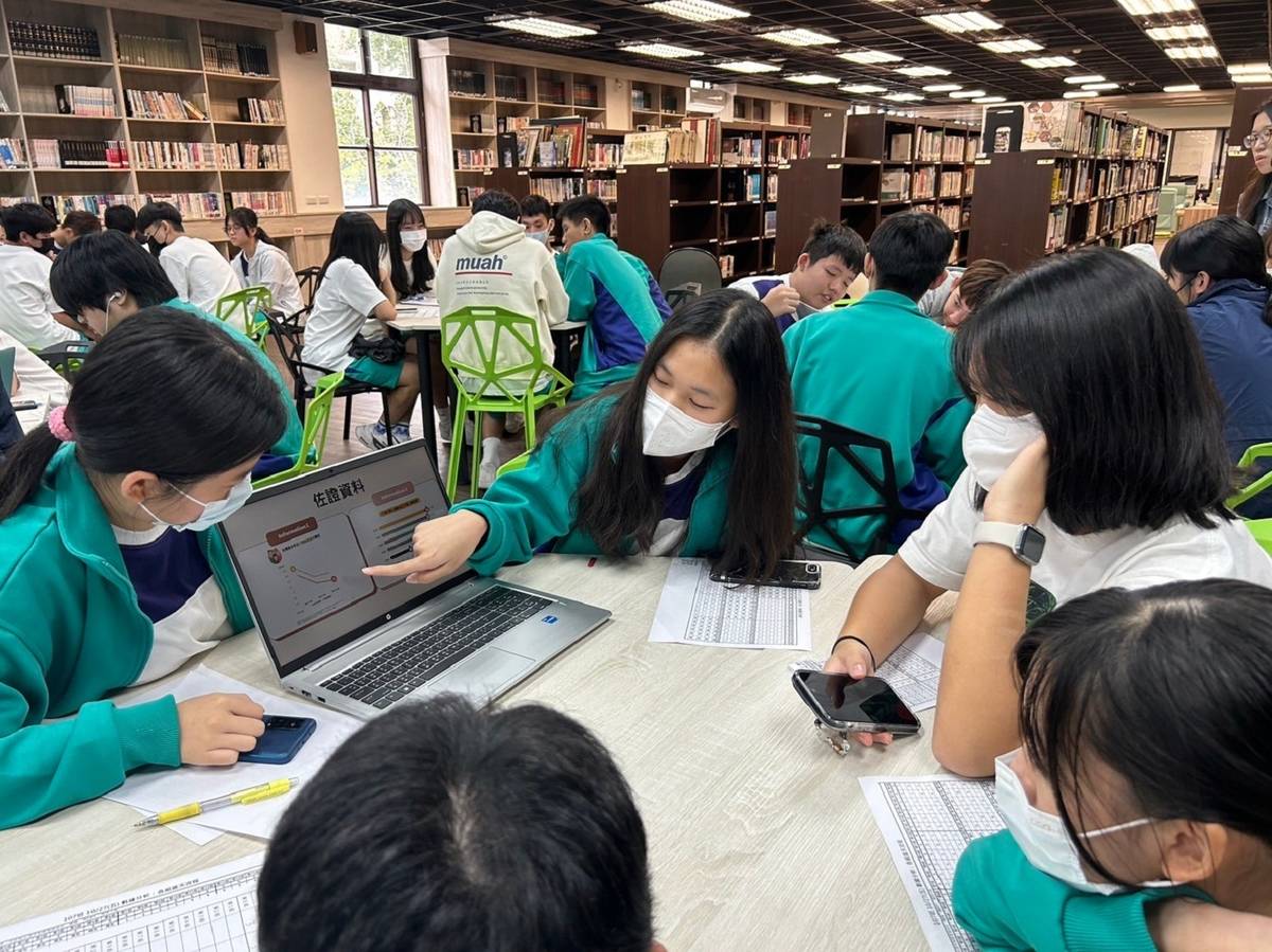 陽明高中學生運用平板進行組內共學