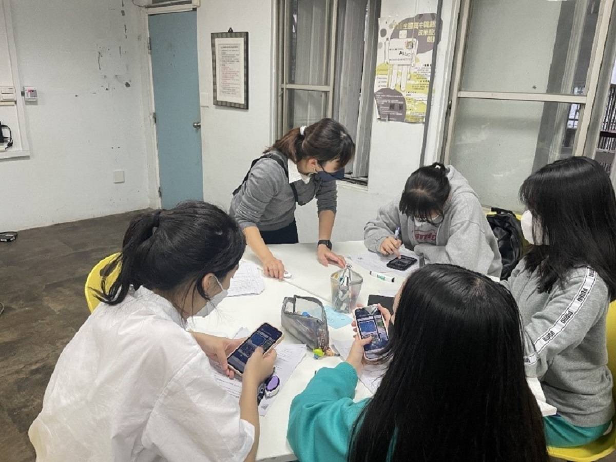 陽明高中教師在生物課運用載具進行導學習