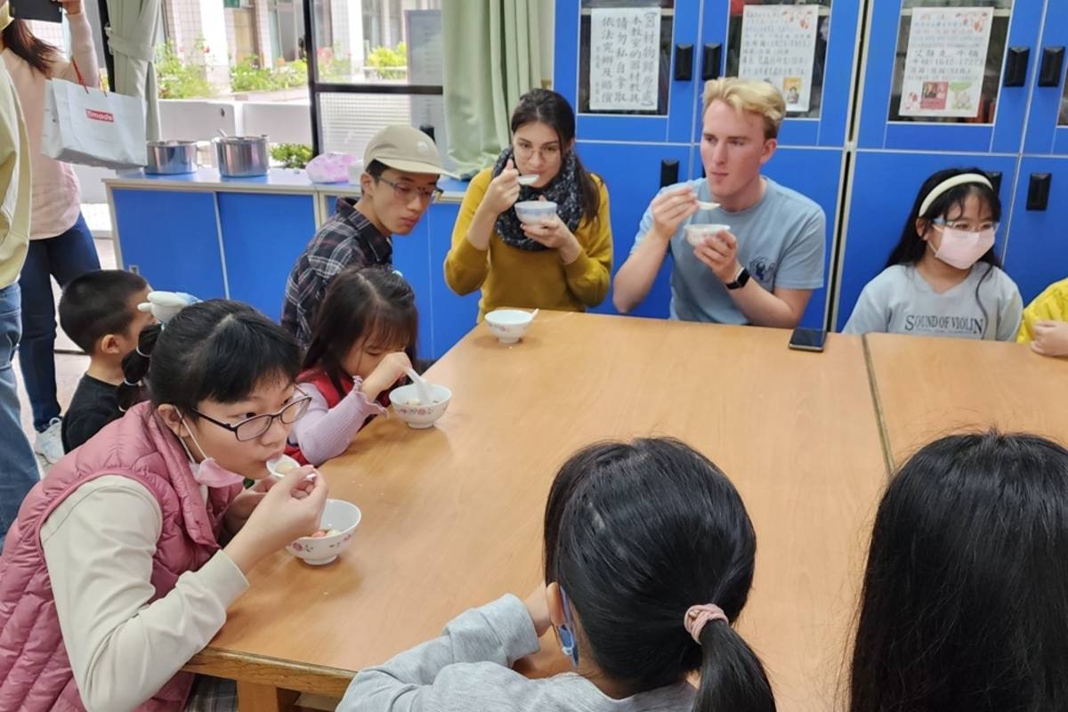 大小學伴一起品嚐自己搓的湯圓