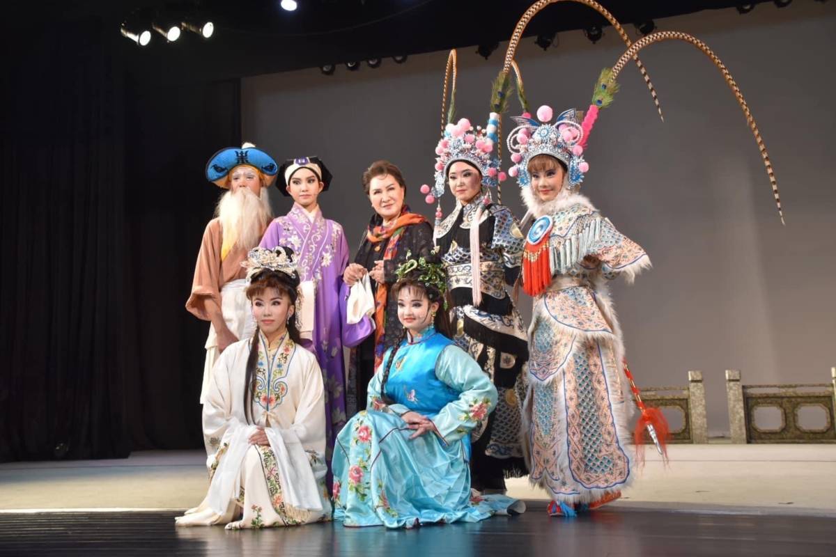 歌仔戲大師楊麗花與國立臺灣戲曲學院學生陳玄力、羅粲鈞、林品蓉、張玳寧、陳嫵兒、康寶嚀合影