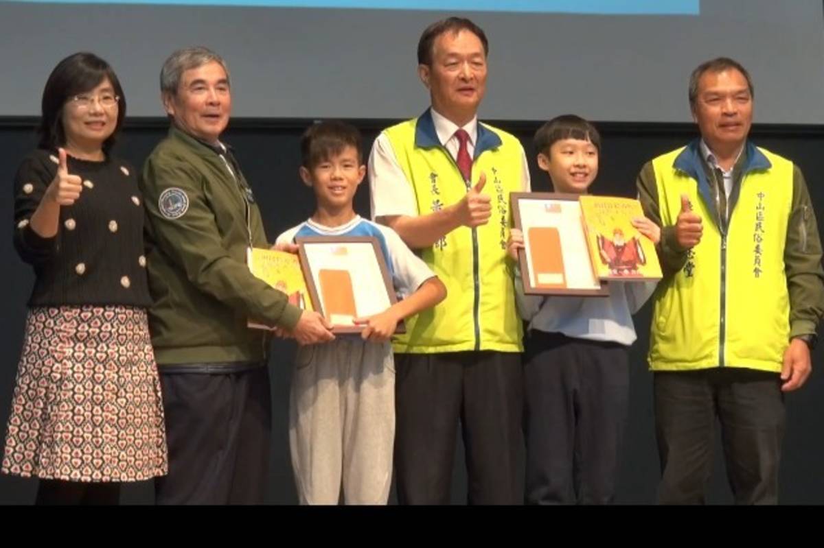 透過孝行楷模的公開表揚，培養學生孝順美德，讓孝行觀念從小扎根
