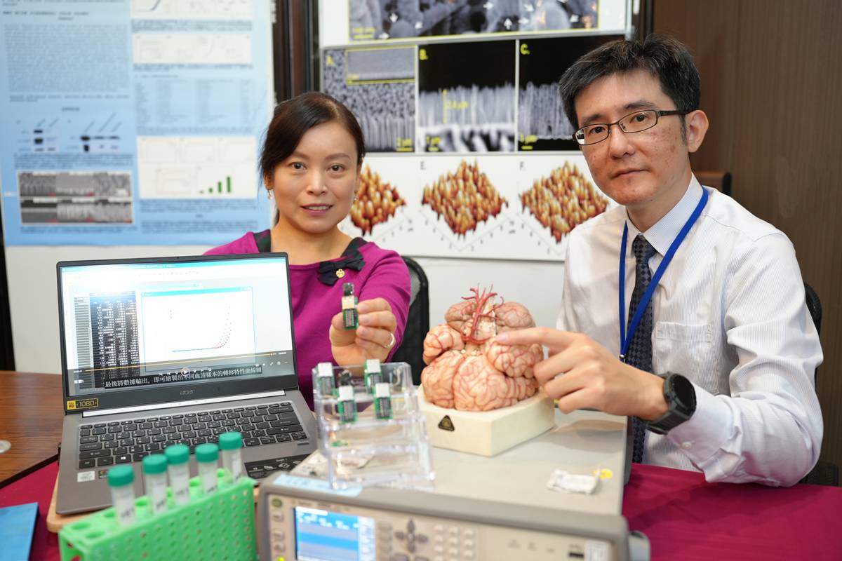 中興大學工學院生醫工程研究所林淑萍副教授（左）、興大醫學院學士後醫學系副教授暨臺中榮總失智中心李威儒主任（右）研發奈米電子元件，兩分鐘檢測阿茲海默氏症