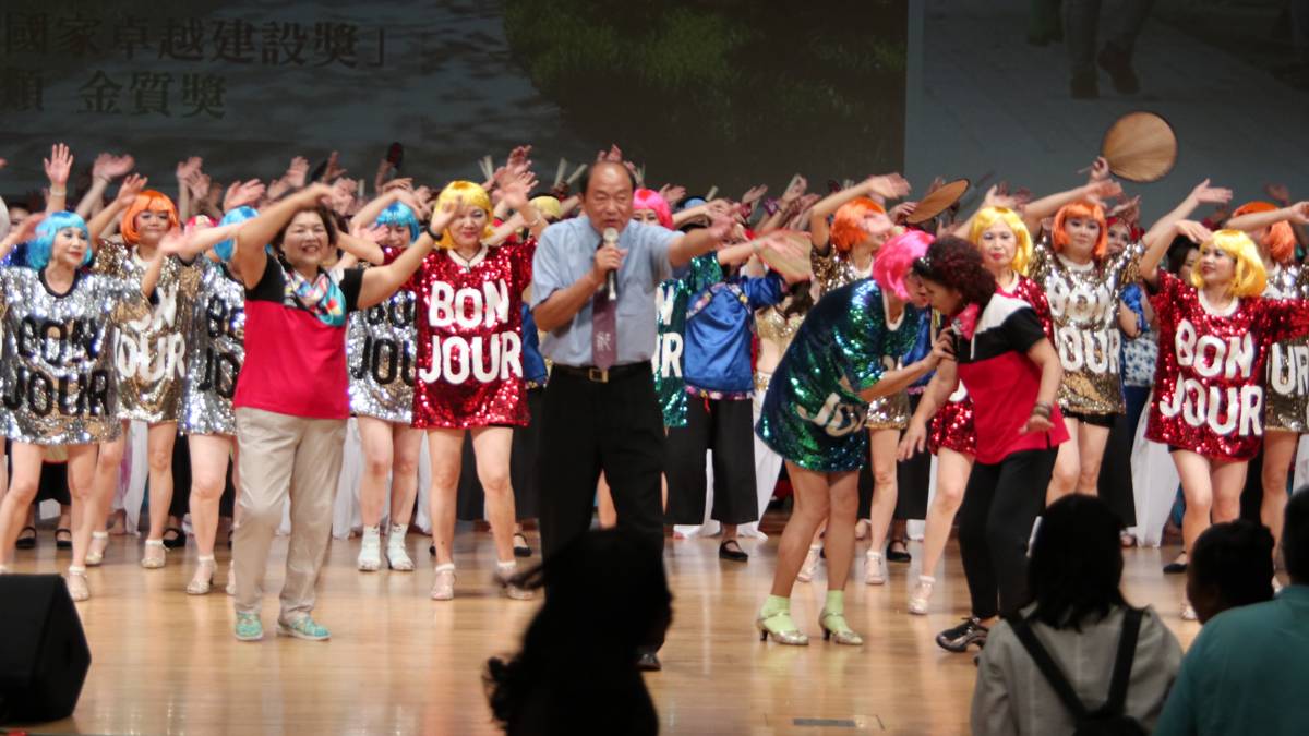 今年榮獲教育部「112年度社會教育貢獻獎個人獎」的李碧雲主任，他接任竹東樂齡學習中心長達10年，多年來，投入社會及終身教育，讓成年人和長者透過學習，生活更加豐富精彩。(李碧雲主任提供)