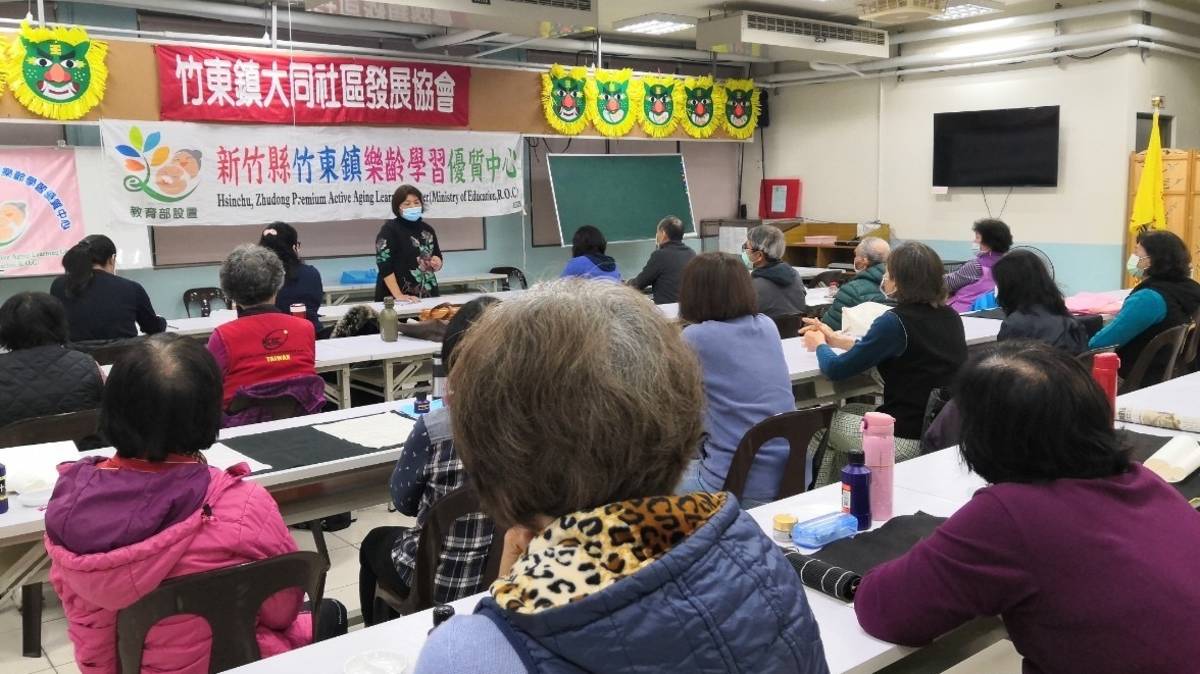 立志成為「斜槓人」的李碧雲主任說，在接任竹東鎮樂齡學習中心後，舉辦各種長者增能的研習和培訓活動，並培訓志工、甚至邀請有專業的青年返鄉教學。(李碧雲主任提供)