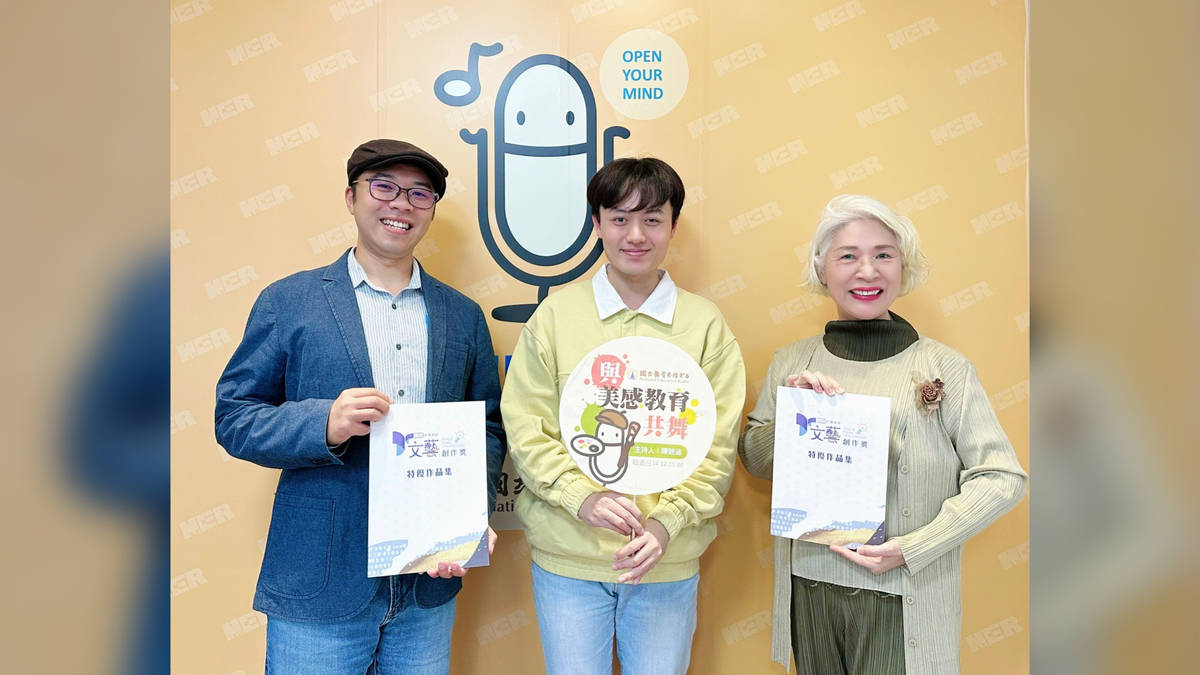 教育部文藝創作獎教師組詩詞特優 何維剛博士、學生組散文特優 陳鋒哲同學