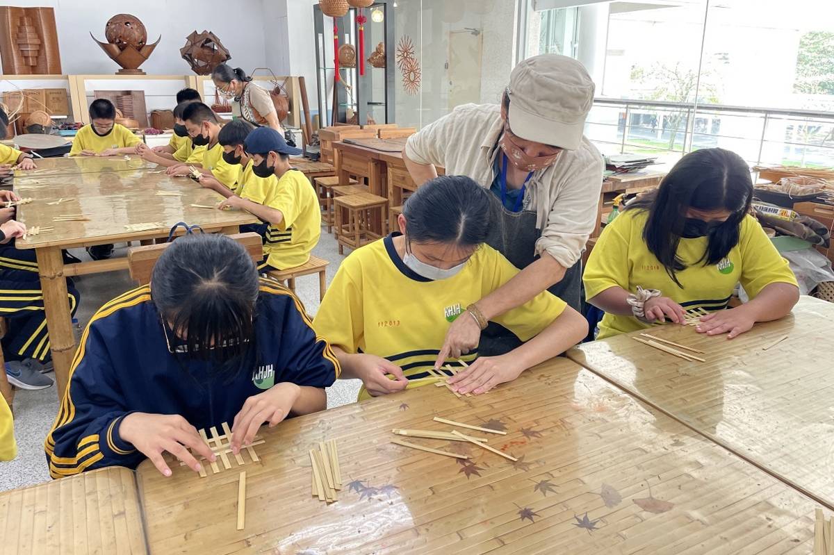 南投國中學生體驗竹編工藝製作小花器(圖片來源：南投縣文化局提供)