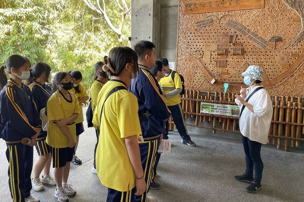 學生參與文化體驗小旅行參訪竹山文化園區(圖片來源：南投縣文化局提供)