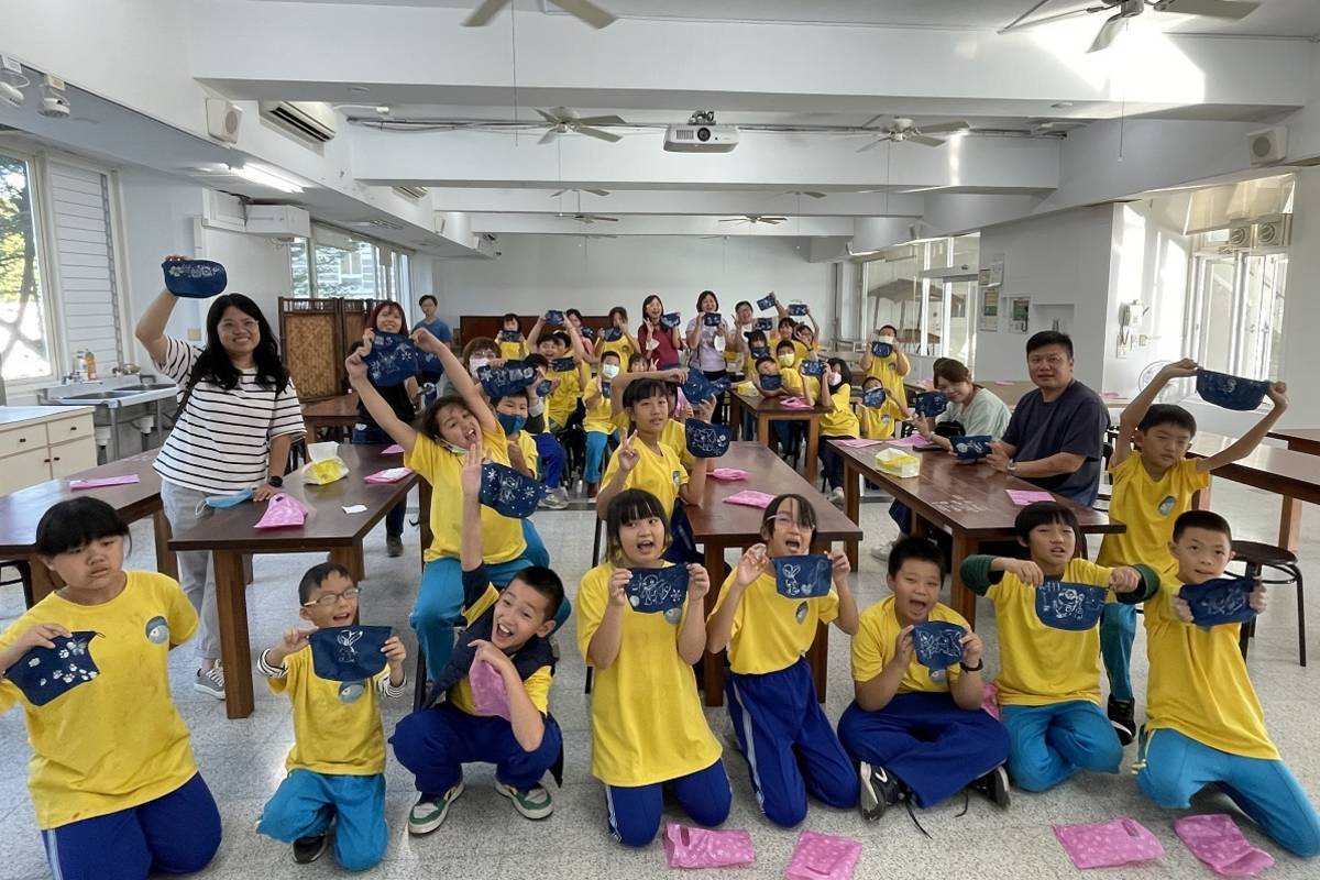 鯉魚國小學生分組體驗藍染工藝(圖片來源：南投縣文化局提供)