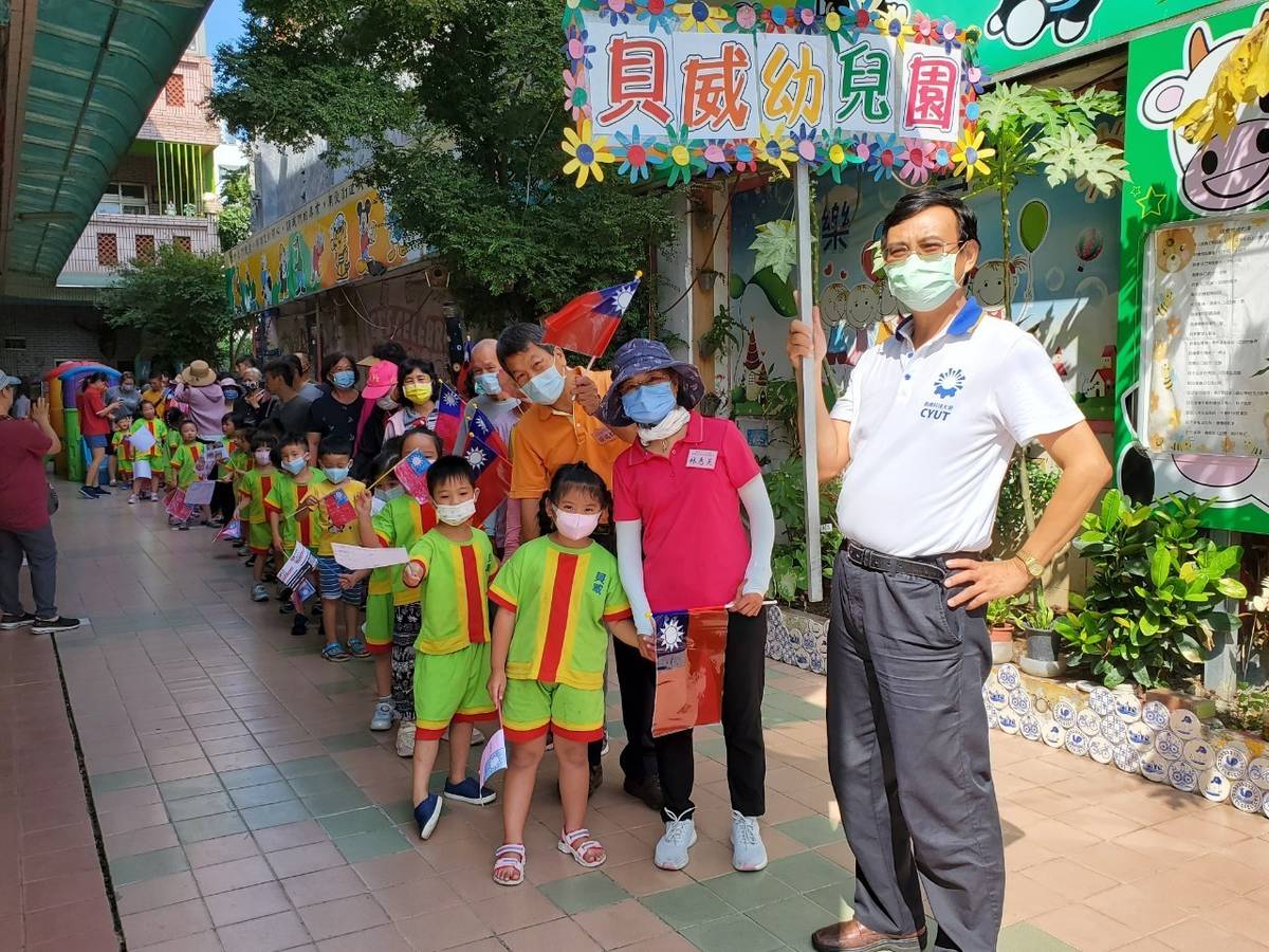 爺奶陪伴幼兒參加國慶遊行