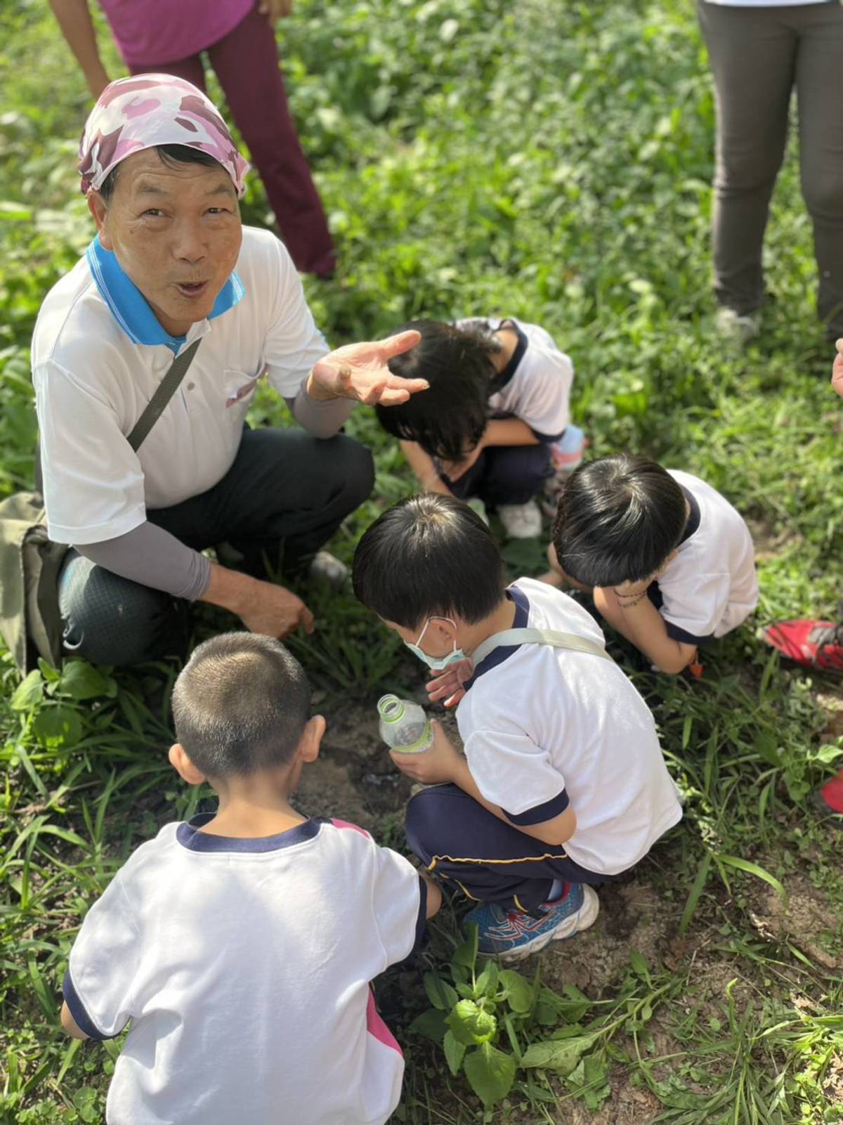 戶外教學，爺爺示範灌蟋蟀