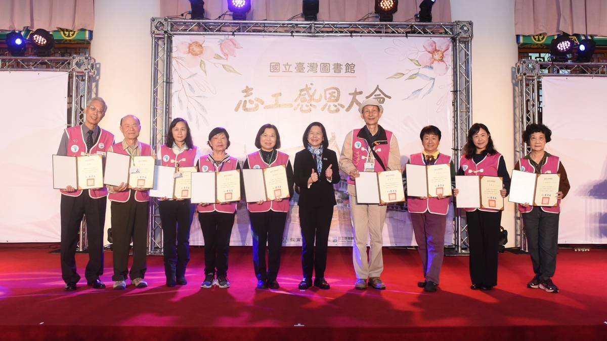 國臺圖曹翠英館長頒發113-114年新任志工幹部聘書。(國臺圖提供)