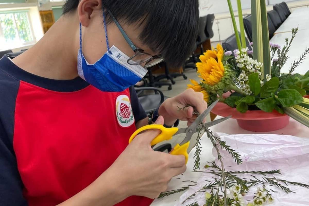 學生在創作過程中，增進了使用剪刀、膠水等手做能力