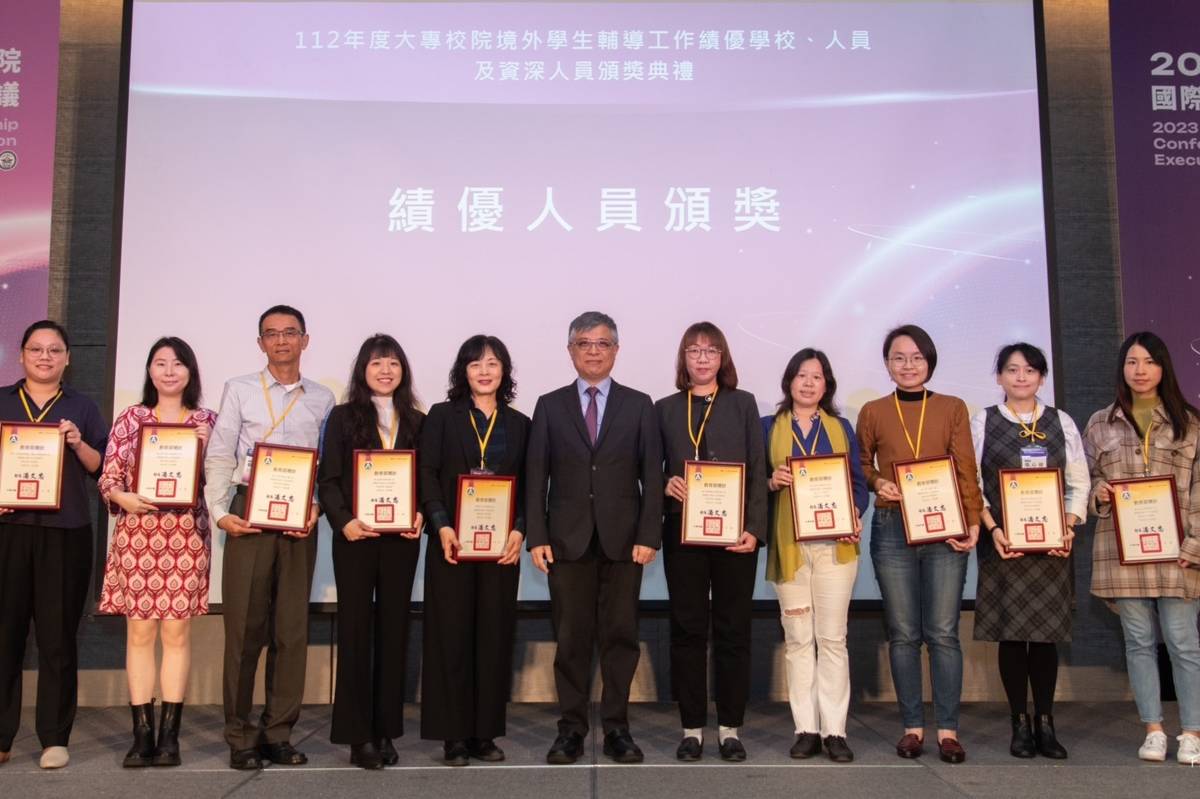 劉孟奇政務次長(中)與112年度大專校院境外學生輔導績優人員合照