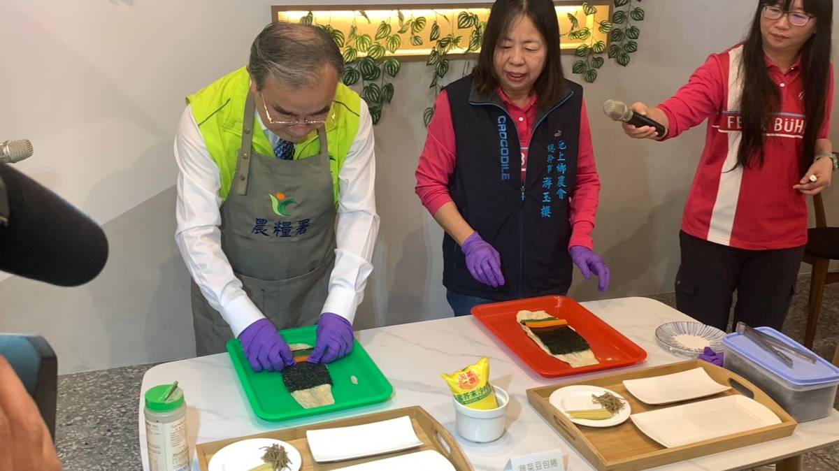 農糧署署長胡忠一(左一)和池上鄉農會總幹事游玉櫻一起手做蔬菜豆包捲