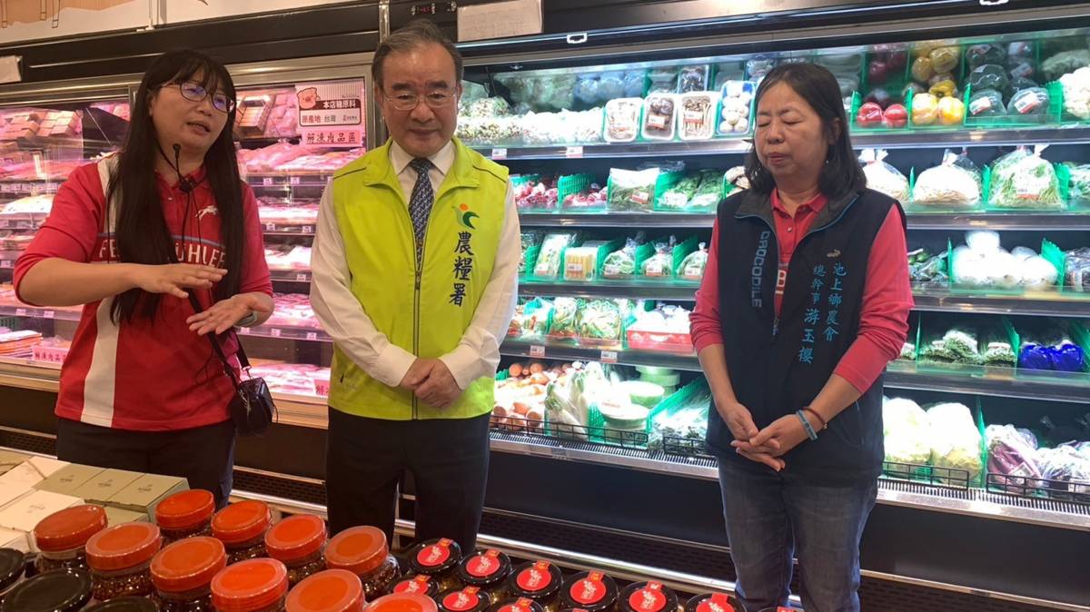 農糧署署長胡忠一(左一)參觀池上直銷驛站