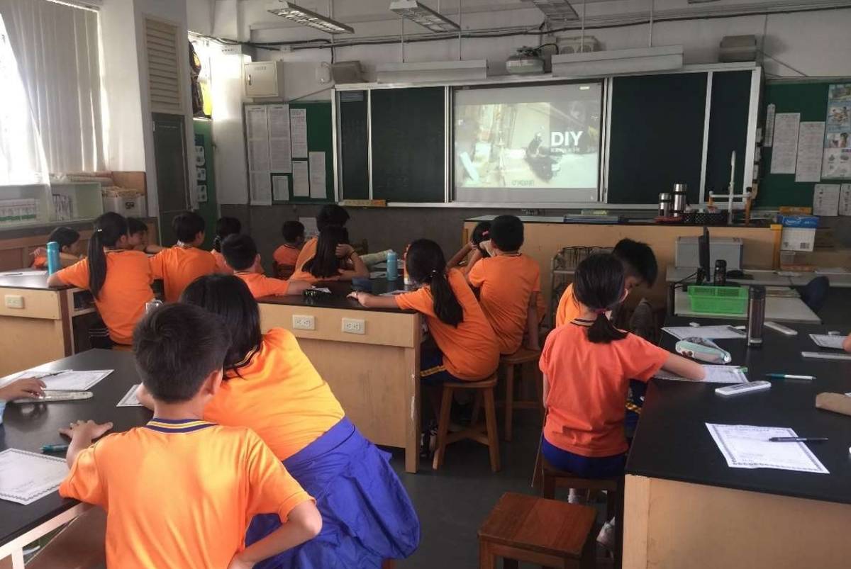 學生透過影片思考如何降溫或散熱，並 DIY 製作簡易冷氣