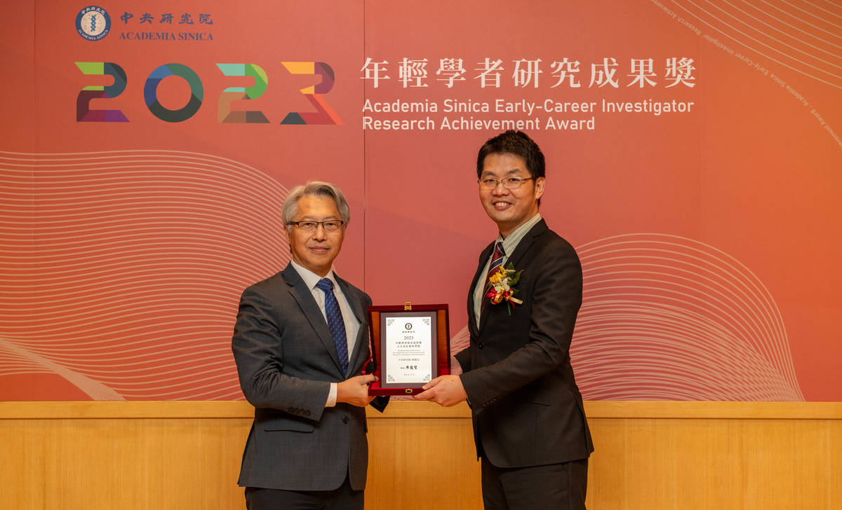 中研院法律學研究所研究員林建志(右)的研究讓臺灣憲政理論發展受到國際學界關注