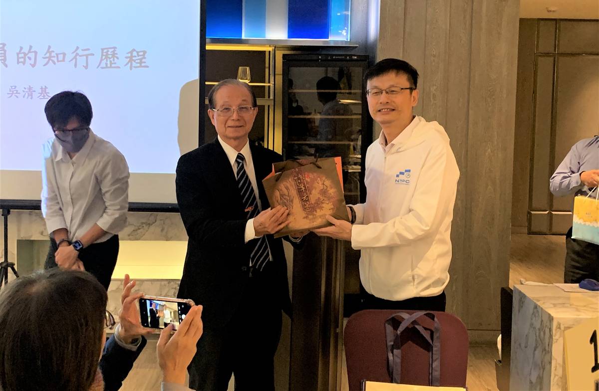 由張明文局長致送禮物感謝吳清基總校長的分享.