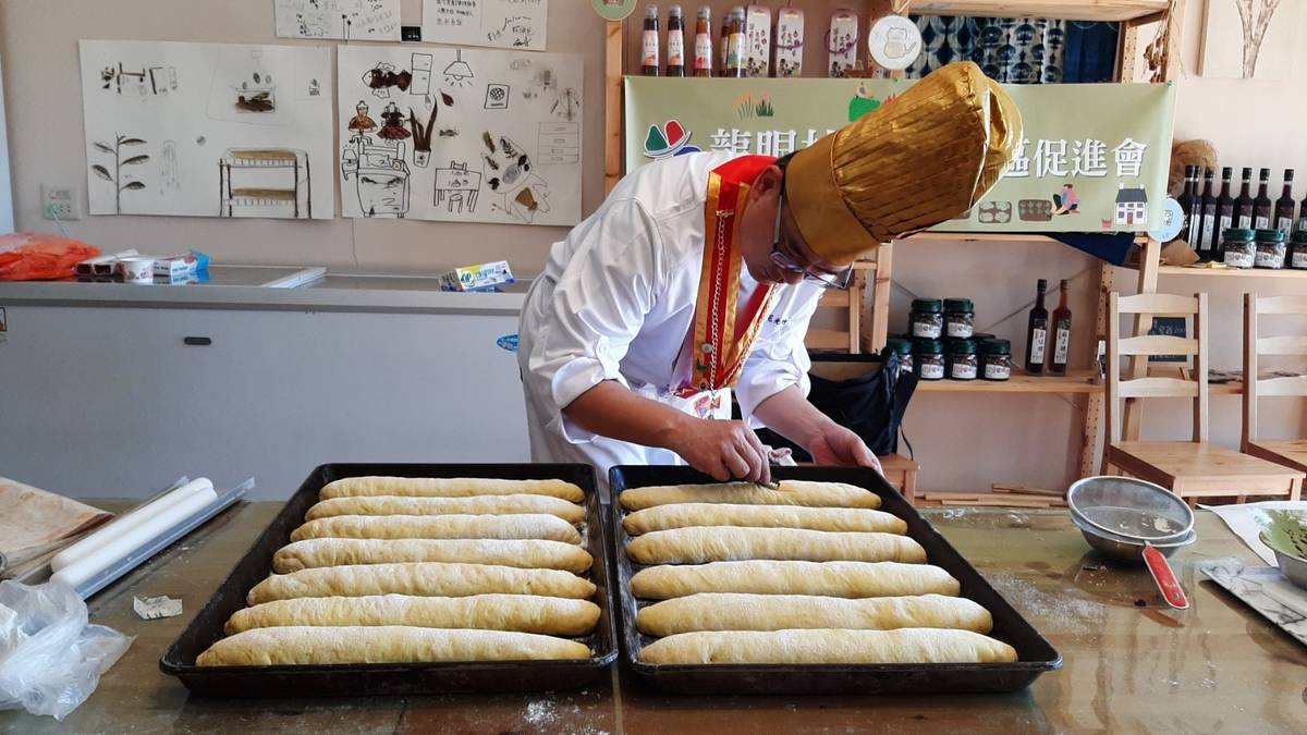 范光竹示範麵包烘焙步驟
