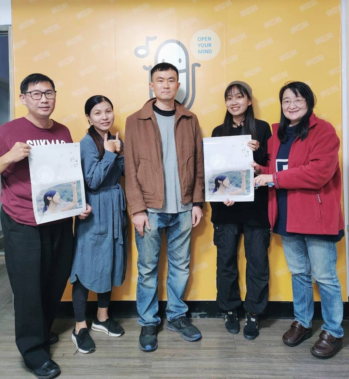 來賓劉純佑導演(中)及女主角楊富江(右二)跟主持人們。