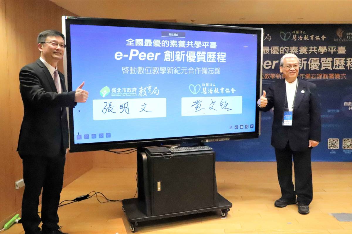 簽署儀式，教育局張明文局長(左)、慧治教育協會理事長黃文欽(右)
