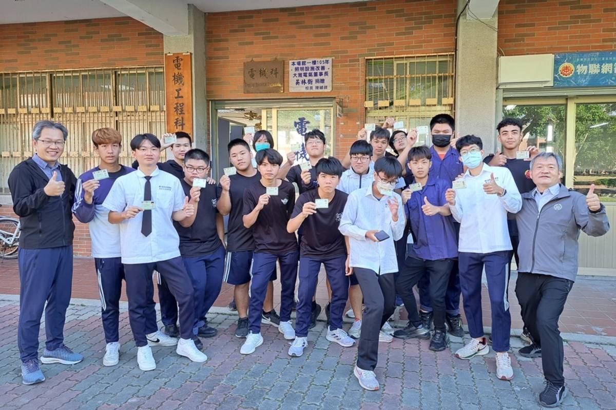 臺東專科學校高職部電機科今年輔導三年級全體17位學生全數取得工業電子丙級證照。