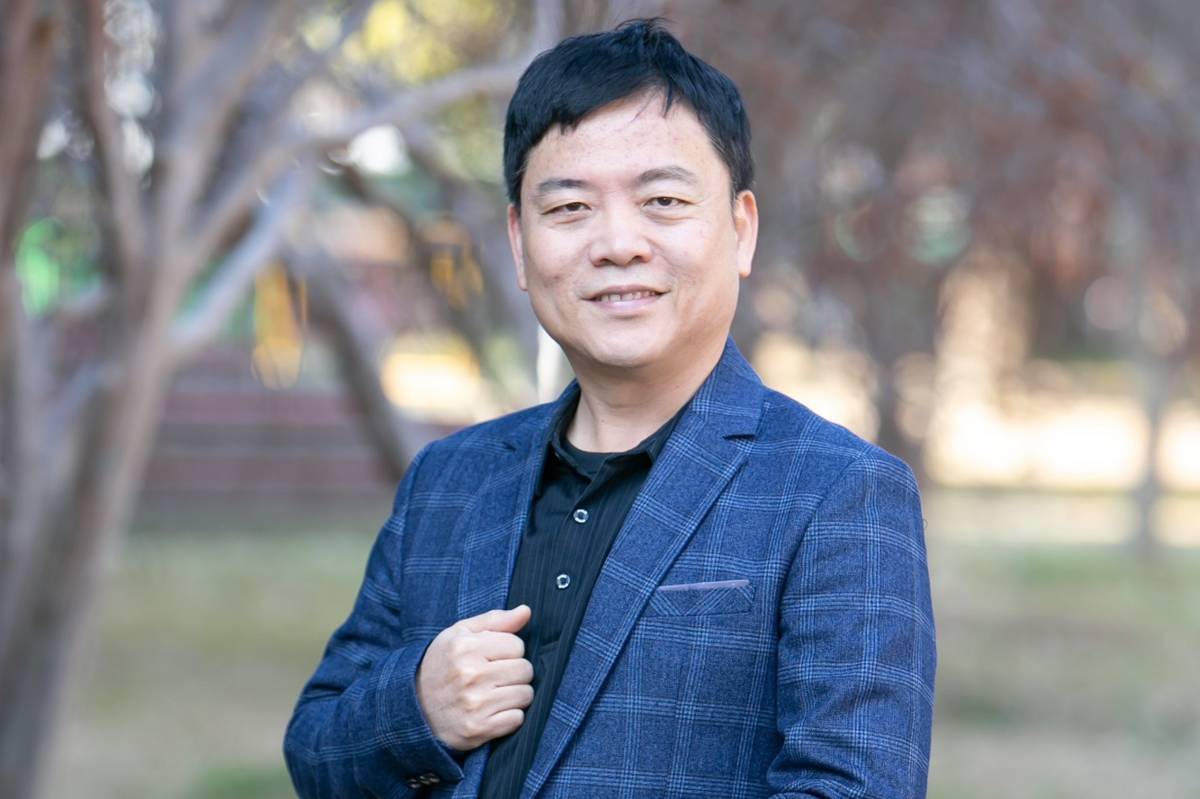 身為輔導主任的王文志，將自己的數位教學經驗傳授給學校的新進老師