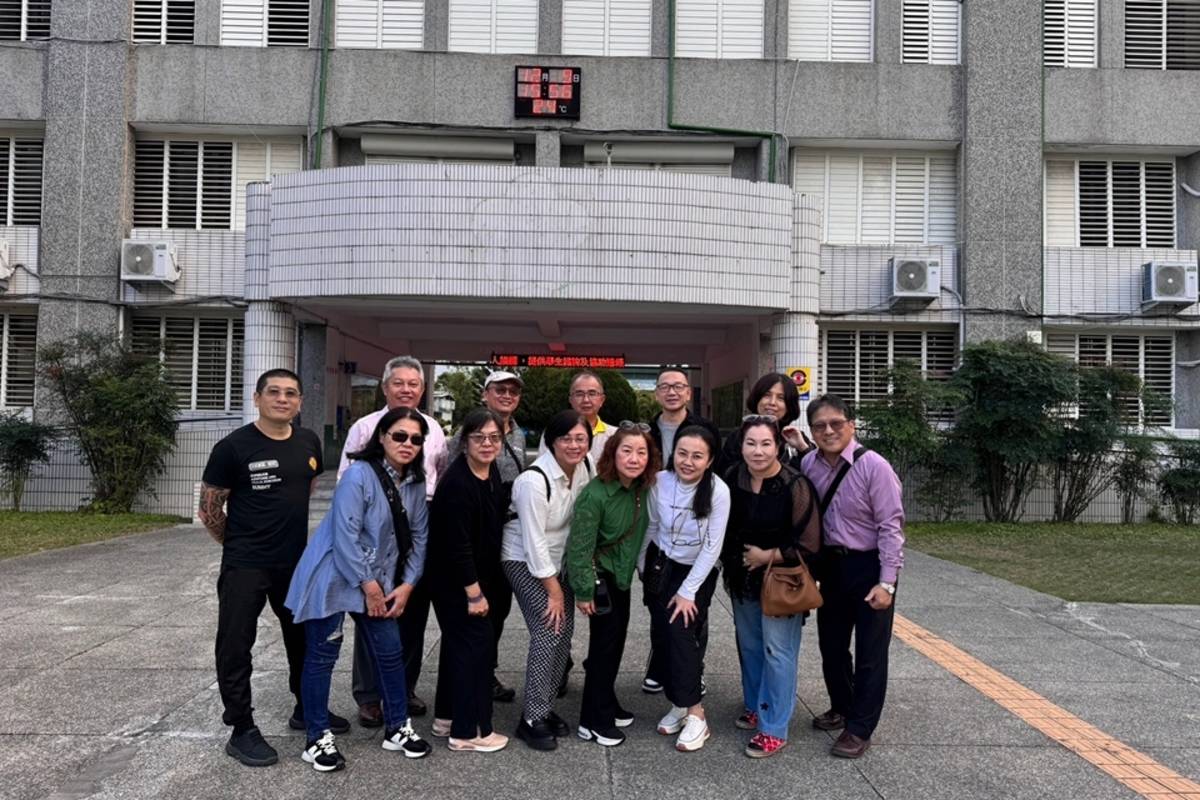 校友於校門口合影