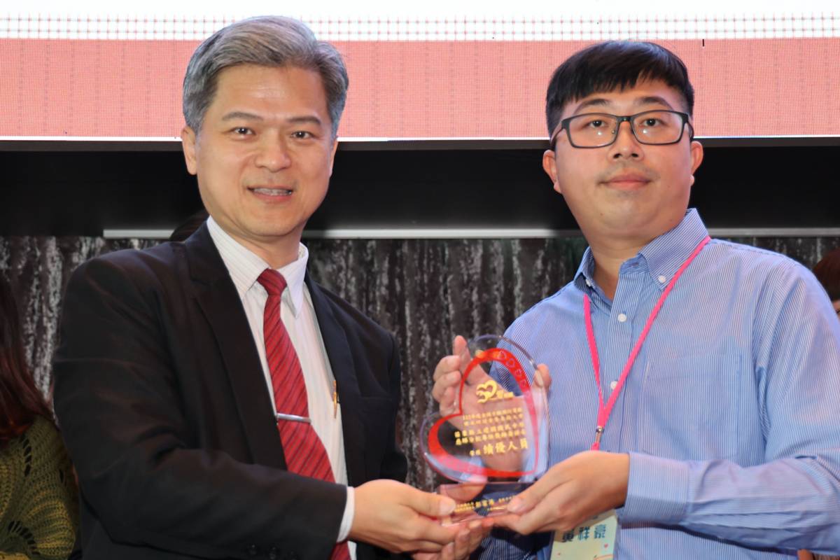 苗栗縣立建國國中慈輝分校黃祥豪老師(右)