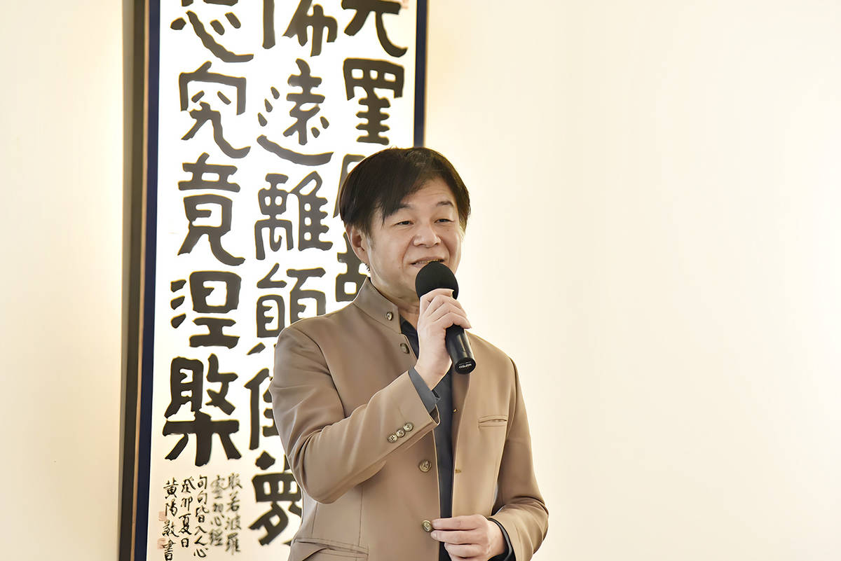 「山與山」創作展作者、華梵大學人文與藝術學院黃智陽院長致詞。(華梵大學提供)