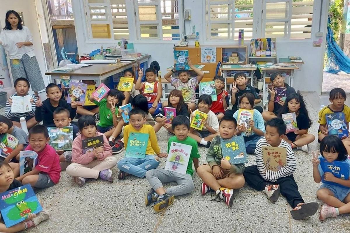 中華民國圖書出版事業協會暨南門書局有限公司等12個單位，今年選定臺東縣捐贈2000餘冊優良圖書，計有大武鄉尚武國小等5校受贈。