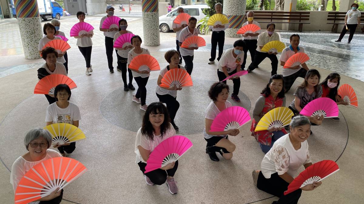 黃鳳欽校長退休後，在豐年樂齡中心開設符合高齡者旅遊需求的日語休閒課程，也隨同丈夫前往日本，將日本學習的內涵融合個人專業教學，像是體育和舞蹈課程。(記者蘇瑞雯攝)
