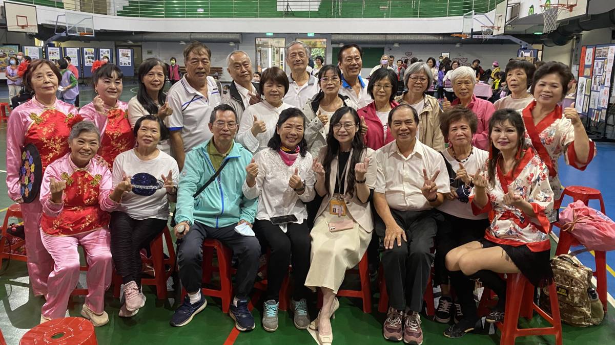 教育部第 6 屆樂齡教育奉獻獎教學優良獎得主，同時也是新莊區樂齡學習優質中心講師黃鳳欽(左4)，師生間感情相當融洽。(記者蘇瑞雯攝)