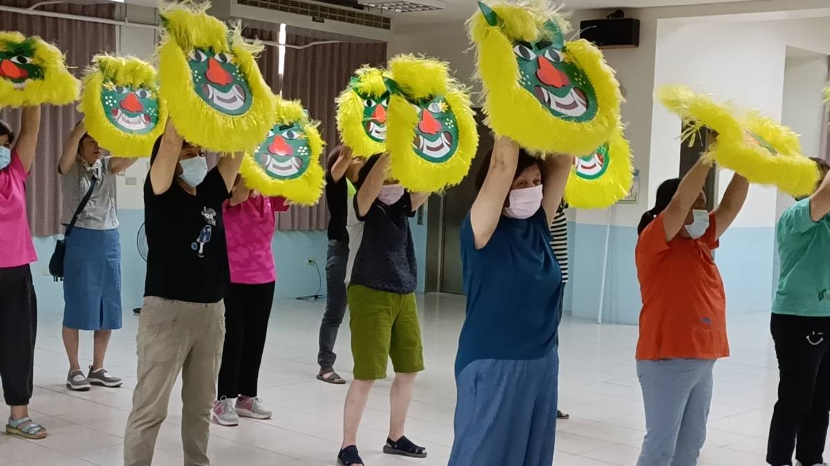 李碧雲主任創立洗衫坑舞集，推展客家舞文化，帶領非科班的舞者，參加國內外的表演活動。