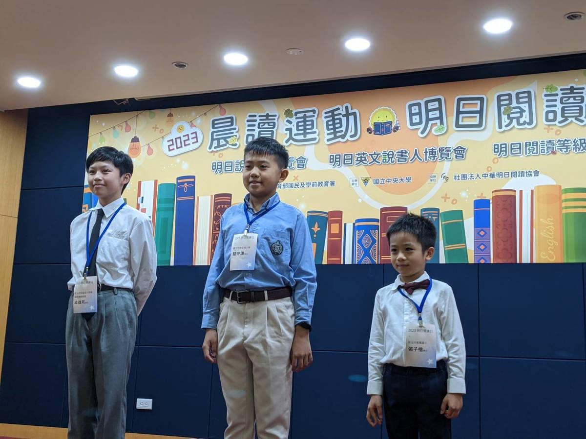 新北市板橋國小一年級的張子楷同學(右)獲得「明日英文說書人博覽會」低年級組一等獎，分享自己的心得。