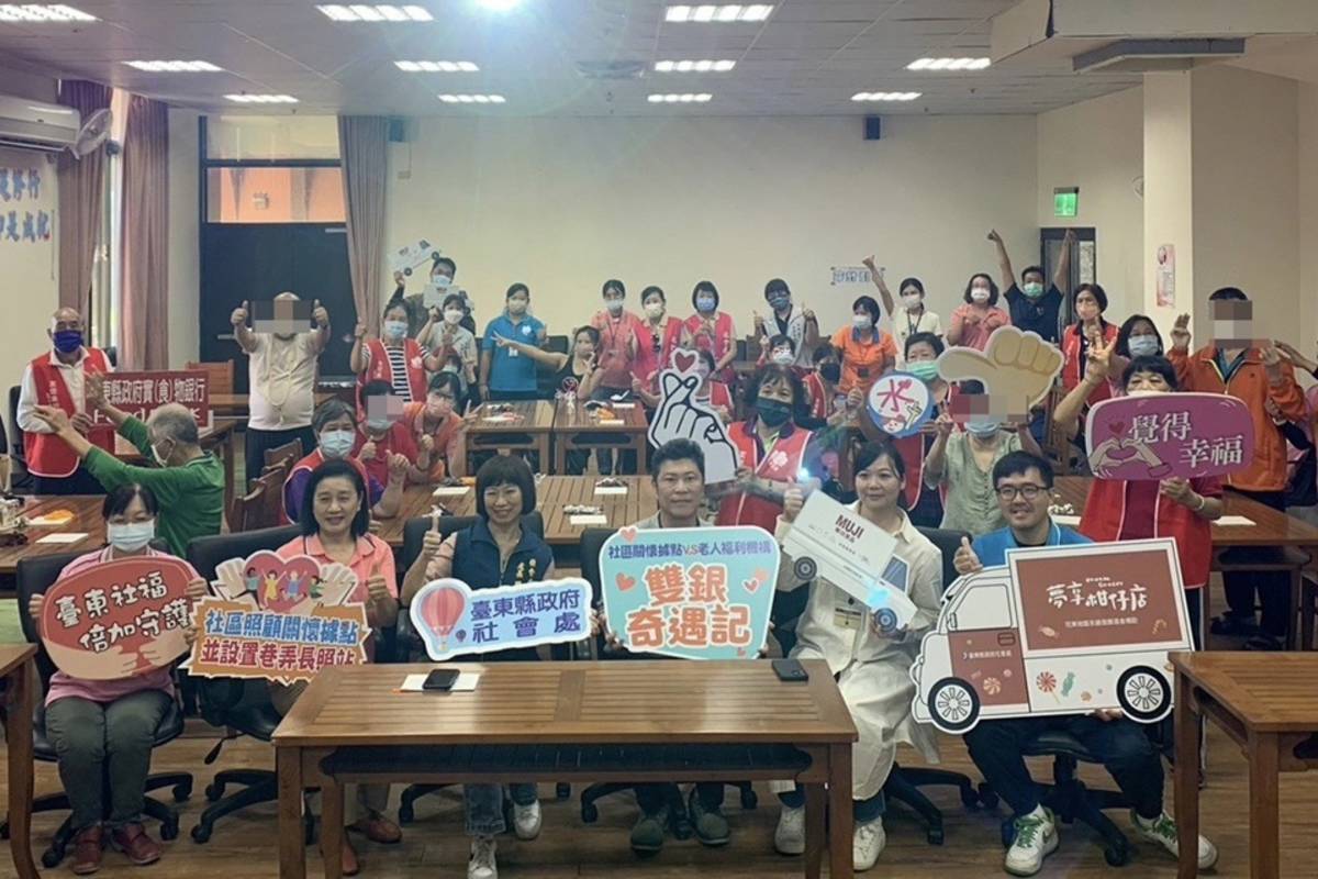 「雙銀奇遇記」創新合作試辦計畫，邀請關懷據點長者走進養護機構，與長者同樂。