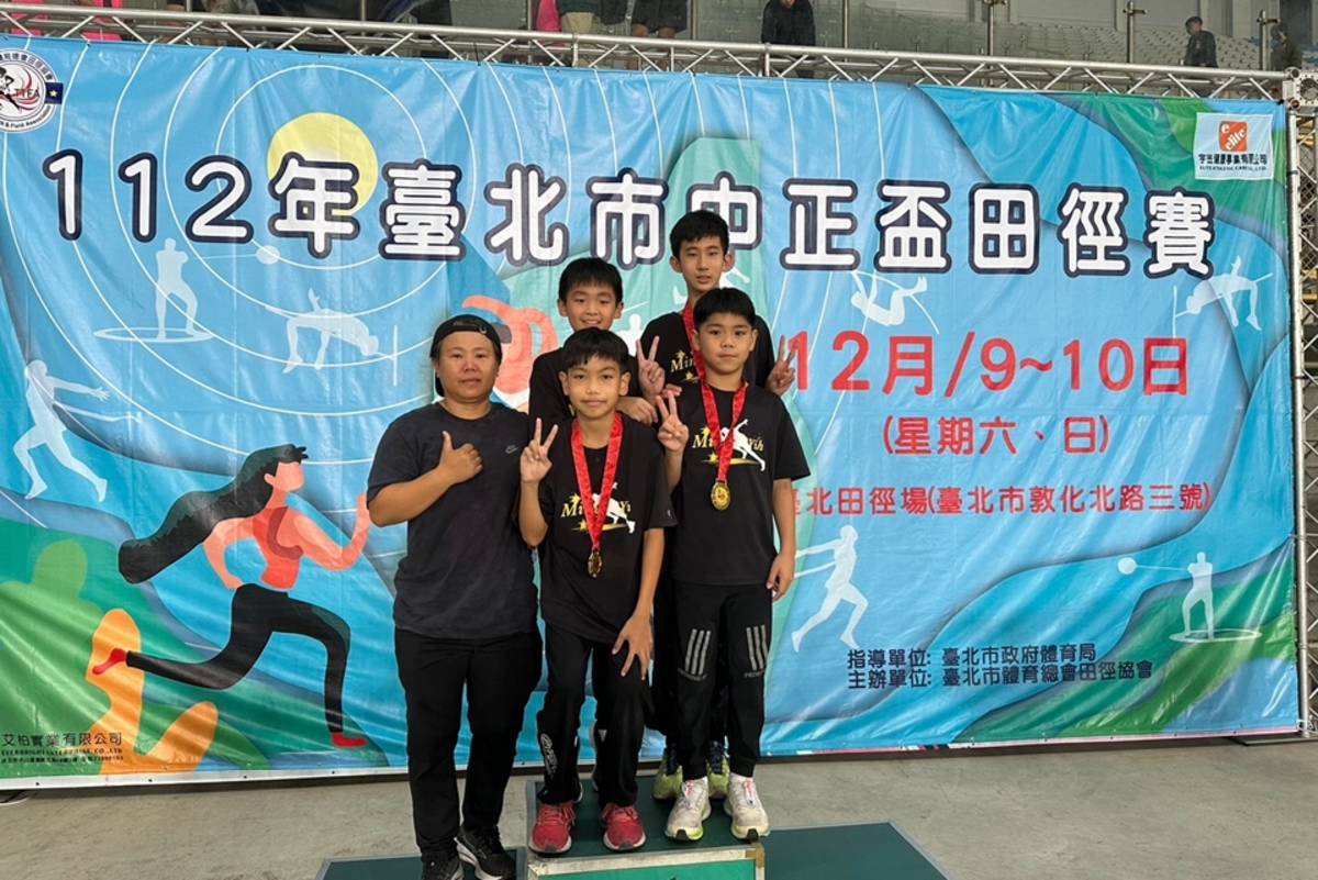 明義田徑F4與教練(左)合影
