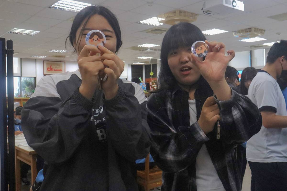 韓國瀚林設計高等學校學生秀出徽章創作