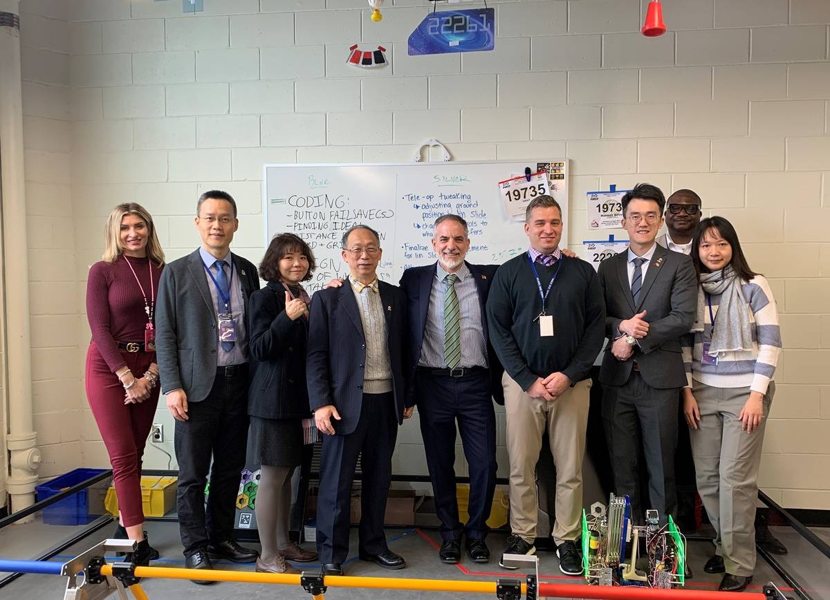 新北市教育局代表團參訪紐澤西州Holmdel High School，由學區長Dr. J. Scott Cascone（左5）親自帶領參觀校園教學設施及學生上課情形