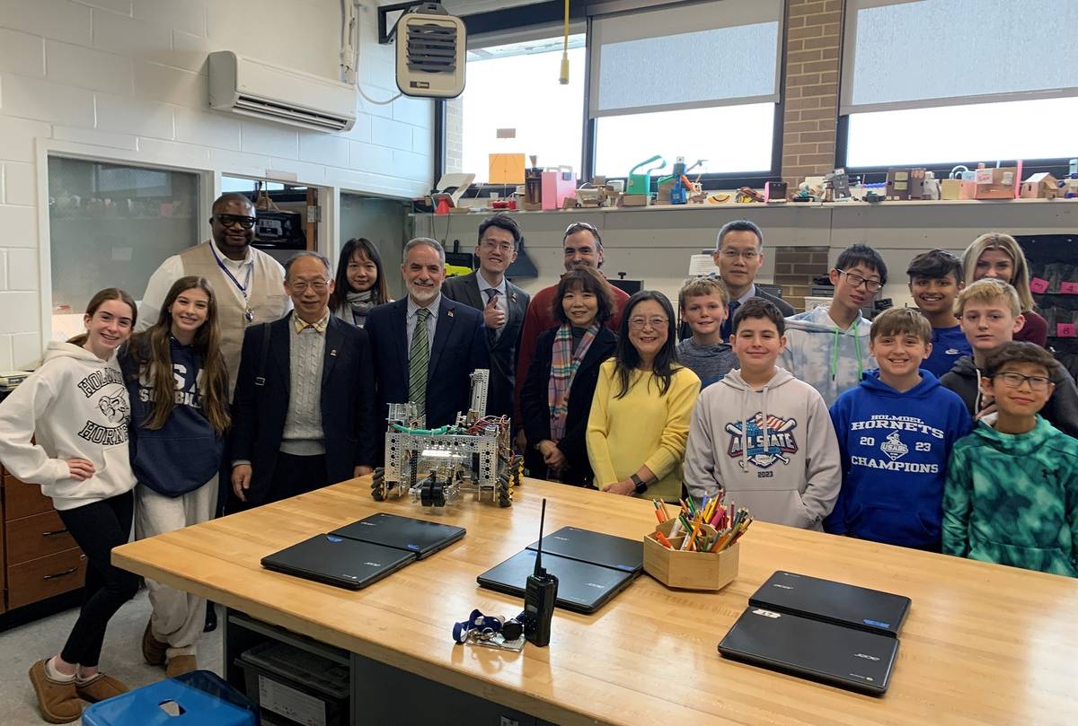 Holmdel High School 校園參訪，與國中部創造力課程師生經驗交流後合照