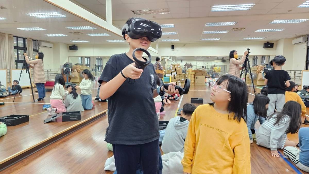 武崙國小融合5G-VR科技 提升孩子水域活動安全意識

