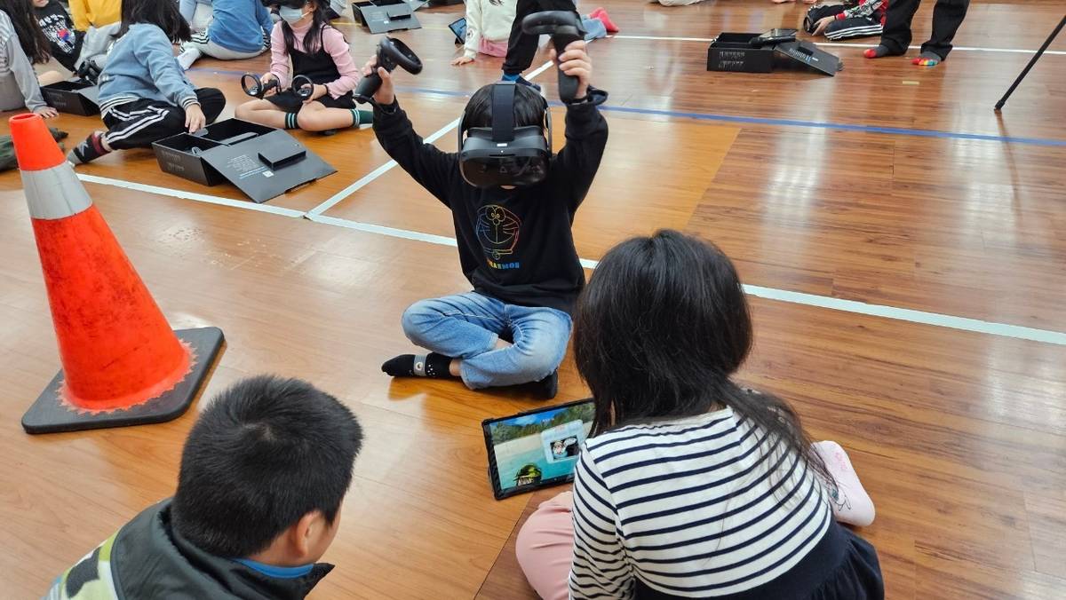 武崙國小融合5G-VR科技 提升孩子水域活動安全意識

