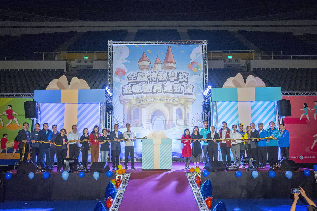教育部體育署呂忠仁主任秘書與特教學校校長及貴賓共同揭開啟動儀式 (體育署提供)