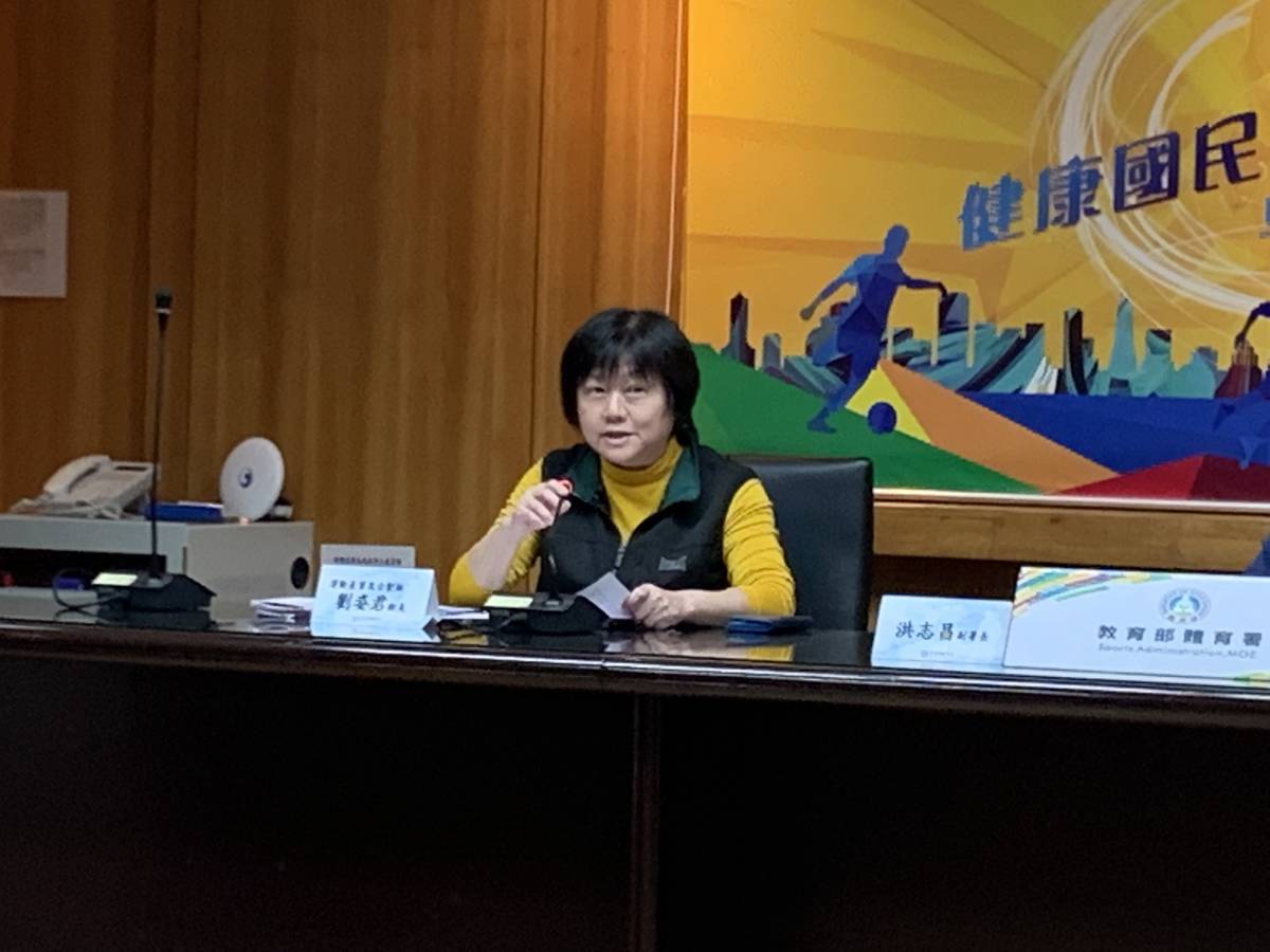 體育署運動產業及企劃組劉姿君組長介紹體育推手獎獲獎者