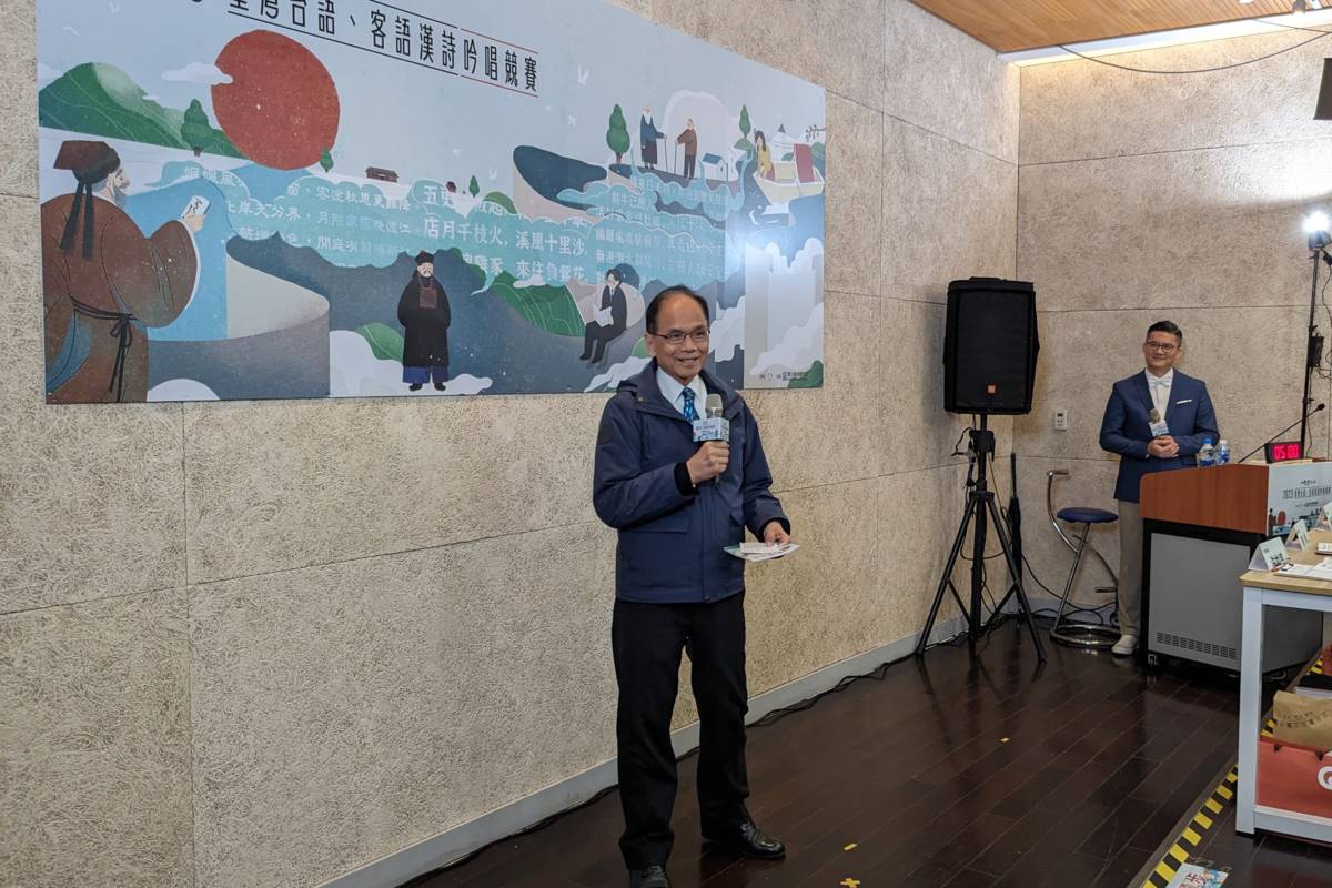 立法院院長游錫堃肯定在校園推廣本土語教學，並在現場吟唱漢詩