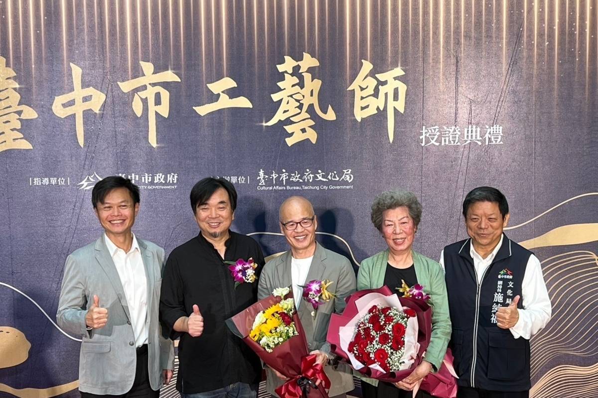 林育鴻副秘書長恭喜三位工藝師獲此殊榮