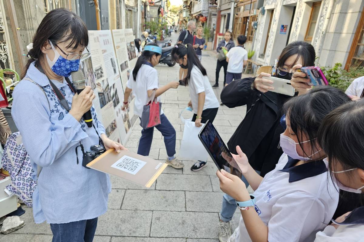 學童體驗南臺科大文化底蘊多樂系團隊所開發的AR小井兒尋寶之旅情形。