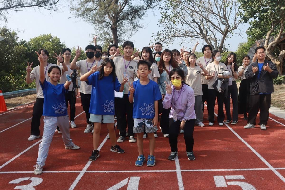 南大師資生與光復國小學童歡欣合影